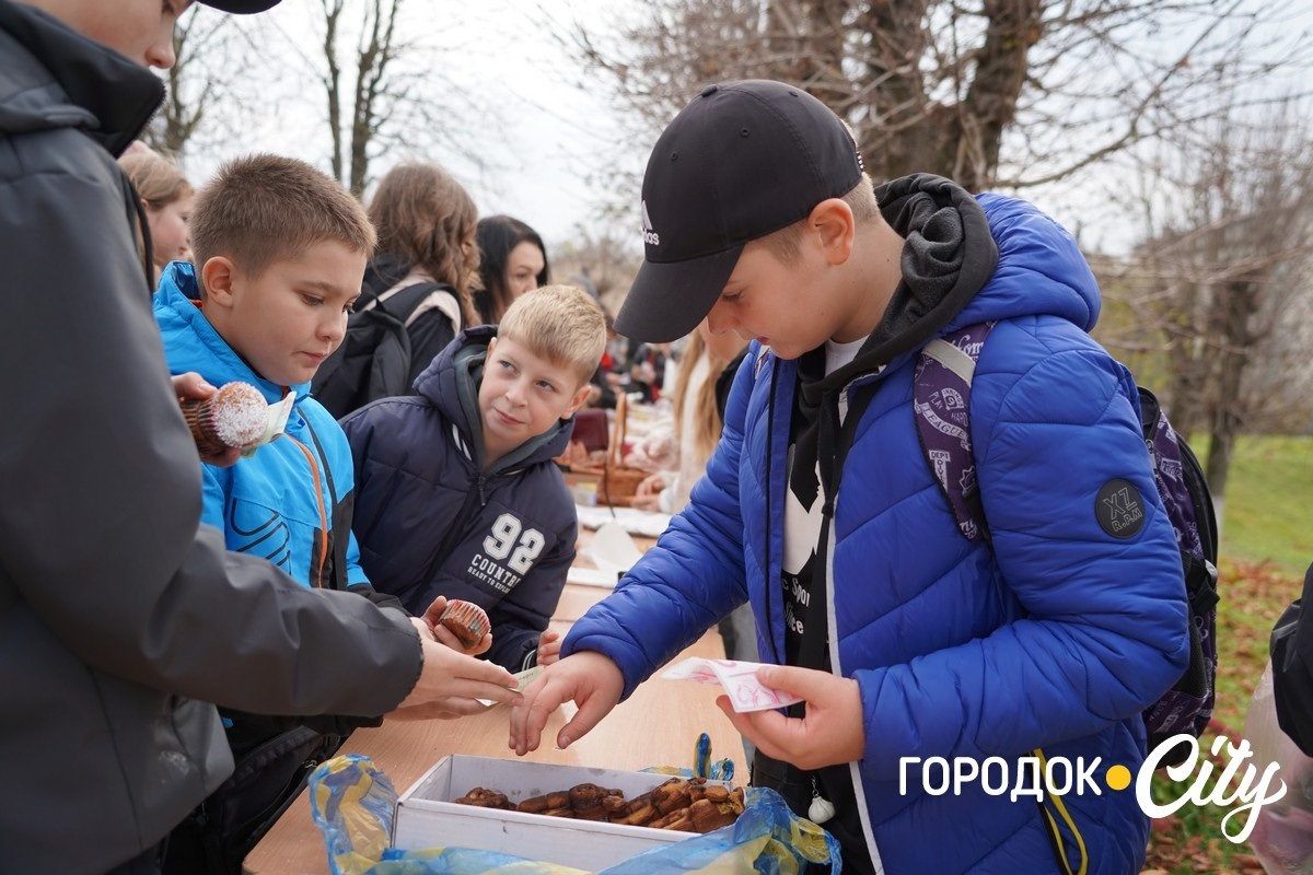 Благодійний ярмарок. Школярі Городоцького ліцею №1 зібрали 25 тисяч гривень для ЗСУ