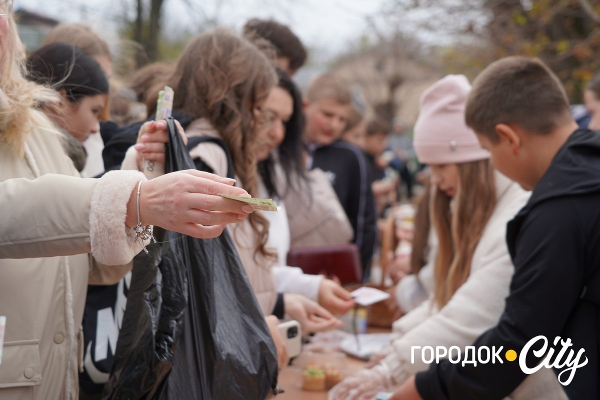 Благодійний ярмарок. Школярі Городоцького ліцею №1 зібрали 25 тисяч гривень для ЗСУ