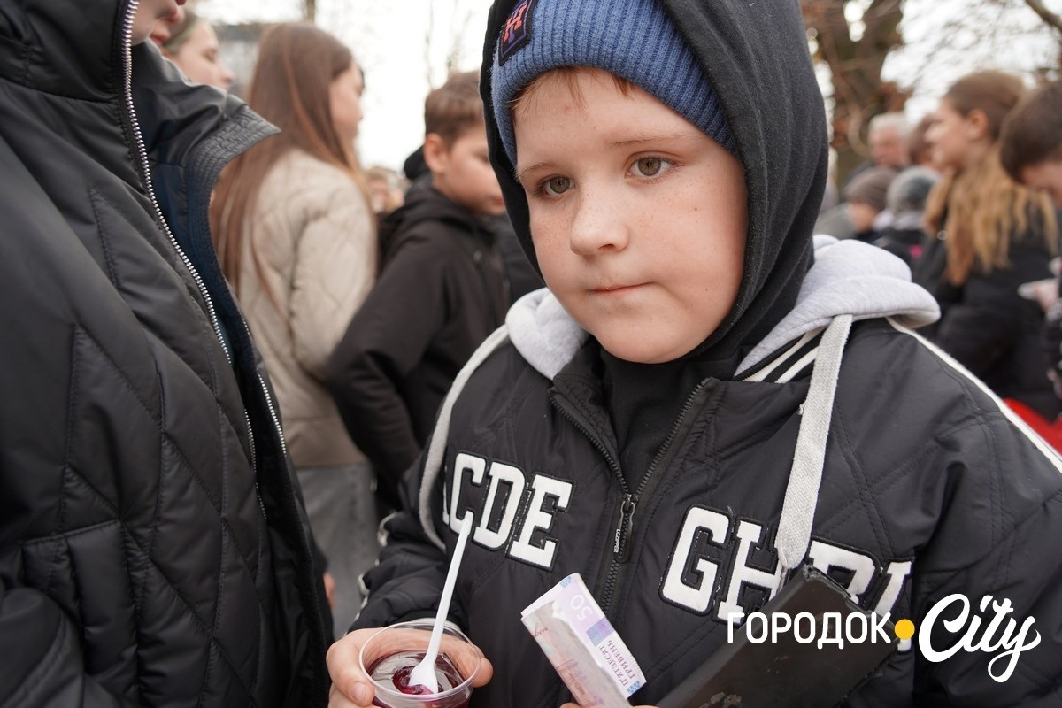 Благодійний ярмарок. Школярі Городоцького ліцею №1 зібрали 25 тисяч гривень для ЗСУ