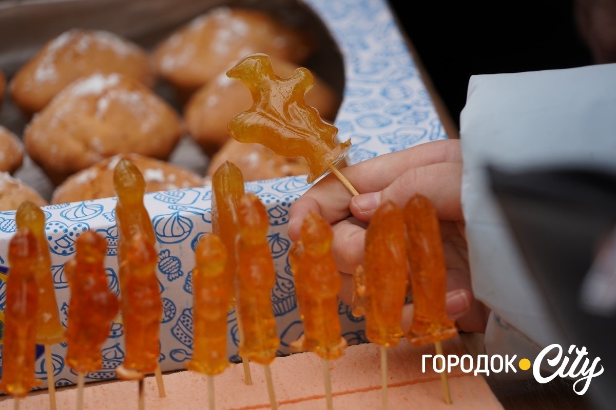 Благодійний ярмарок. Школярі Городоцького ліцею №1 зібрали 25 тисяч гривень для ЗСУ