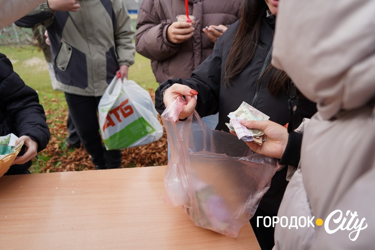 Благодійний ярмарок. Школярі Городоцького ліцею №1 зібрали 25 тисяч гривень для ЗСУ