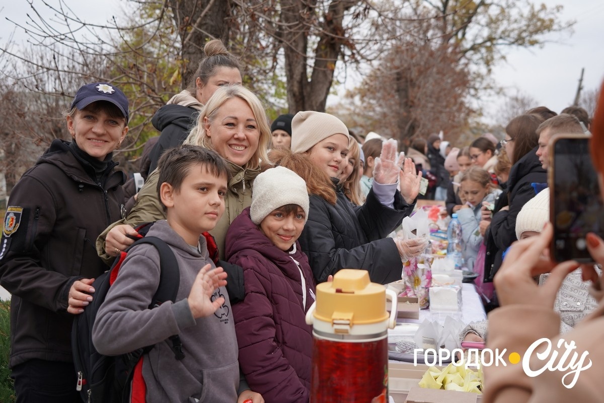 Благодійний ярмарок. Школярі Городоцького ліцею №1 зібрали 25 тисяч гривень для ЗСУ