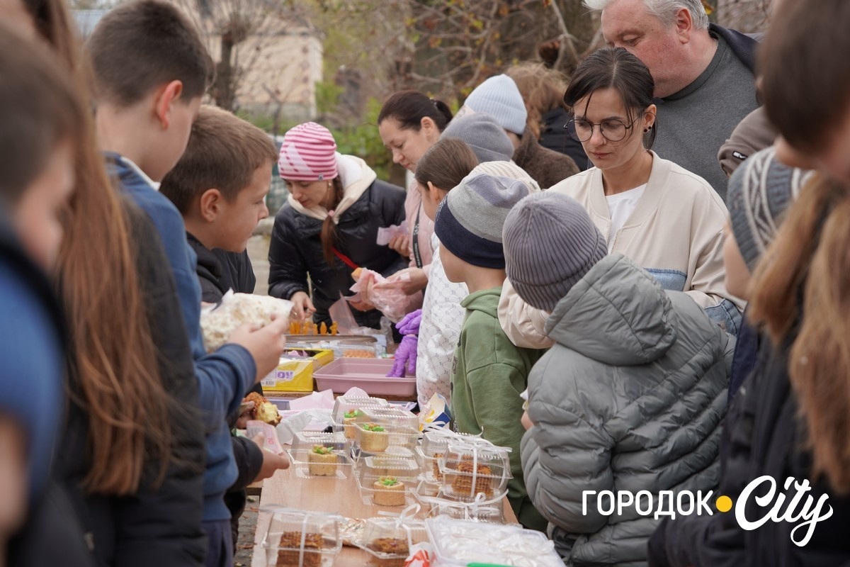 Благодійний ярмарок. Школярі Городоцького ліцею №1 зібрали 25 тисяч гривень для ЗСУ