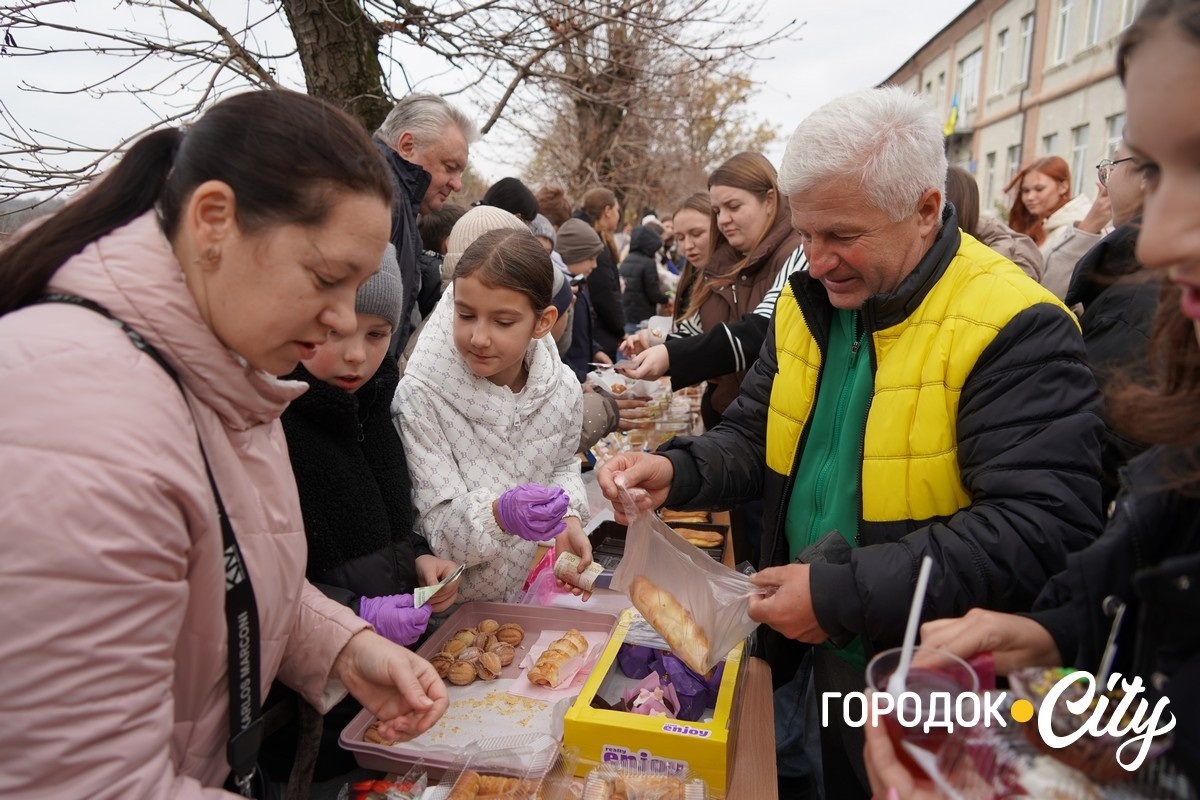 Благодійний ярмарок. Школярі Городоцького ліцею №1 зібрали 25 тисяч гривень для ЗСУ