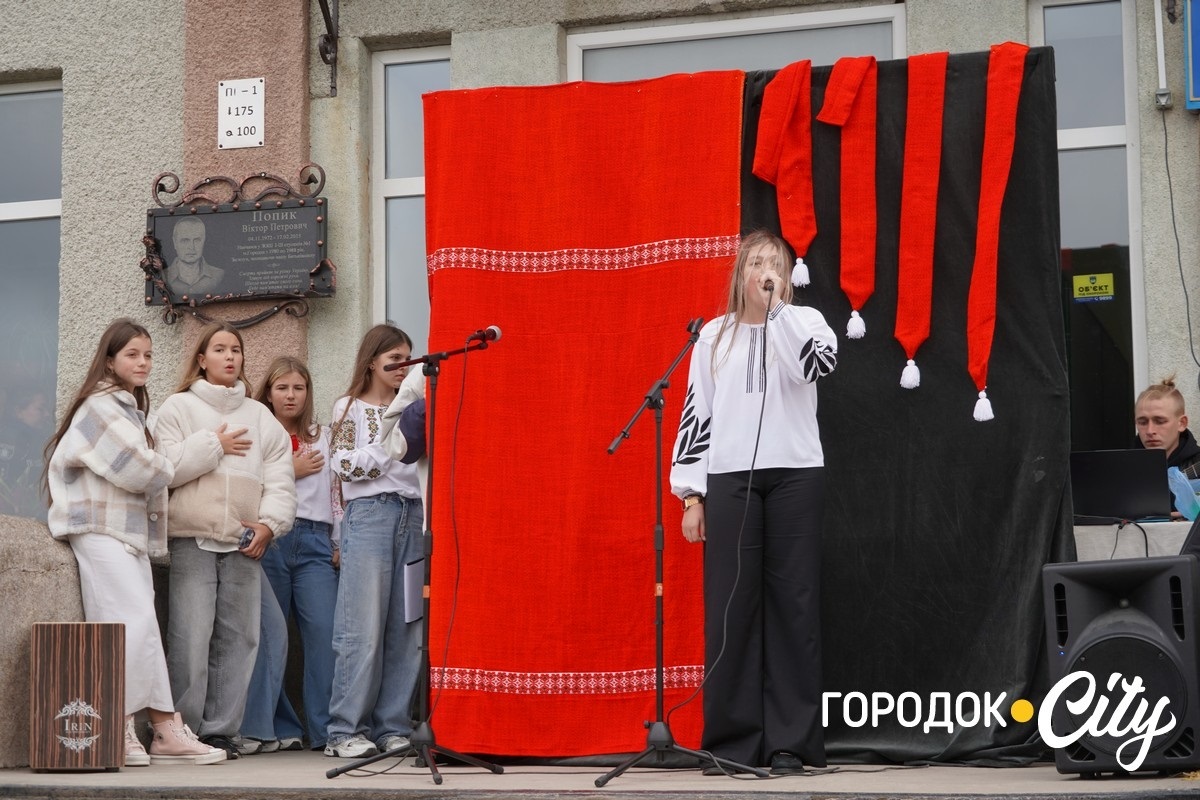 Благодійний ярмарок. Школярі Городоцького ліцею №1 зібрали 25 тисяч гривень для ЗСУ