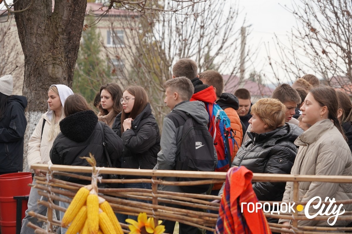 Благодійний ярмарок. Школярі Городоцького ліцею №1 зібрали 25 тисяч гривень для ЗСУ