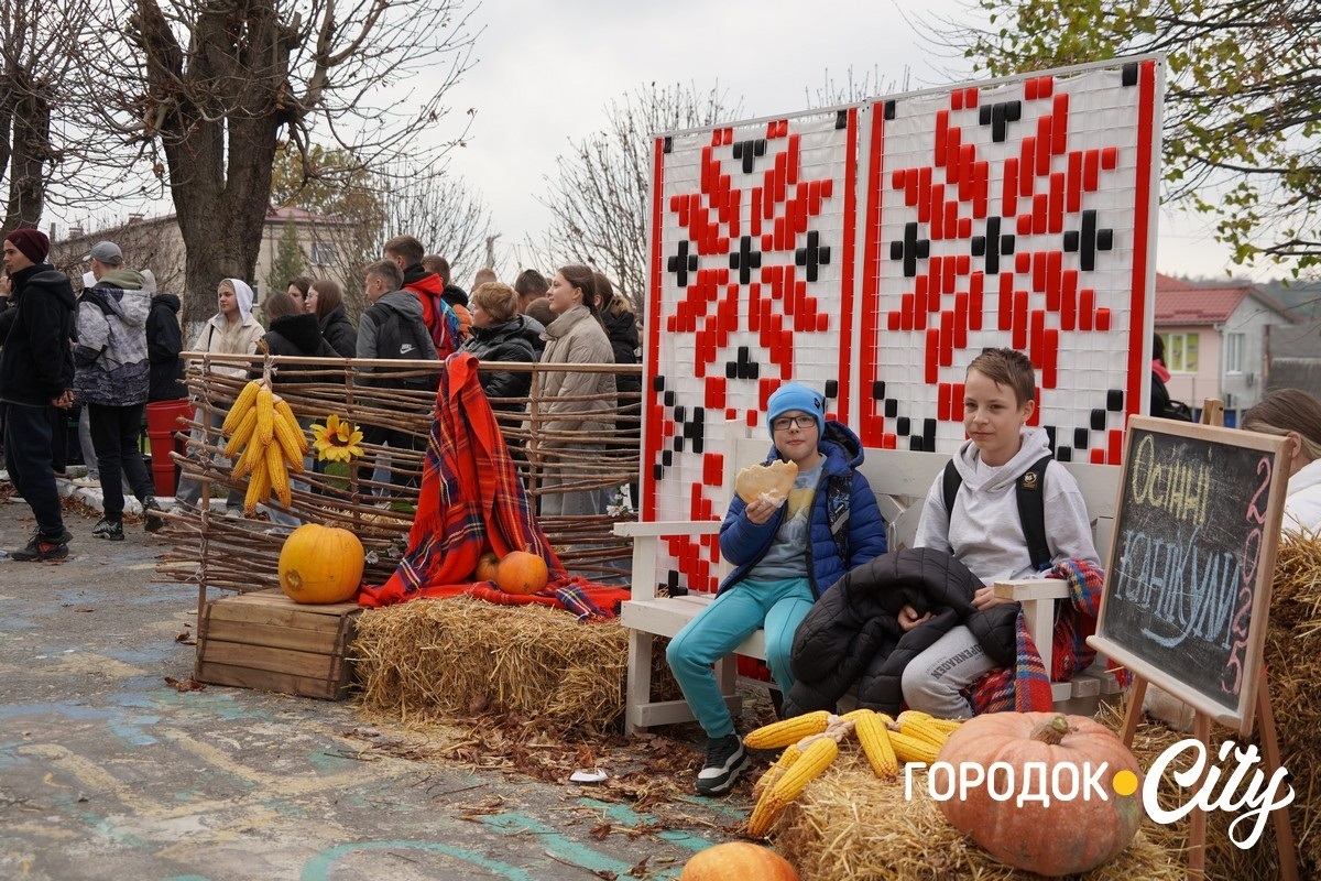 Благодійний ярмарок. Школярі Городоцького ліцею №1 зібрали 25 тисяч гривень для ЗСУ