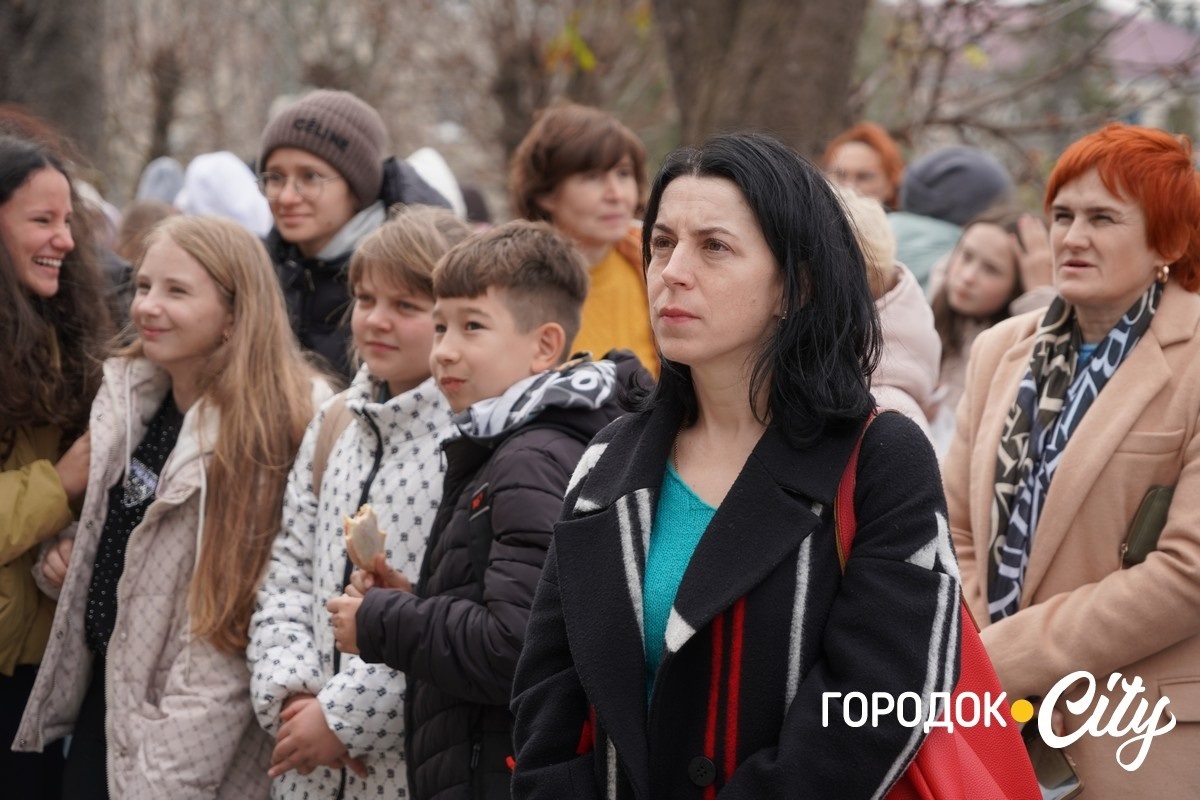 Благодійний ярмарок. Школярі Городоцького ліцею №1 зібрали 25 тисяч гривень для ЗСУ