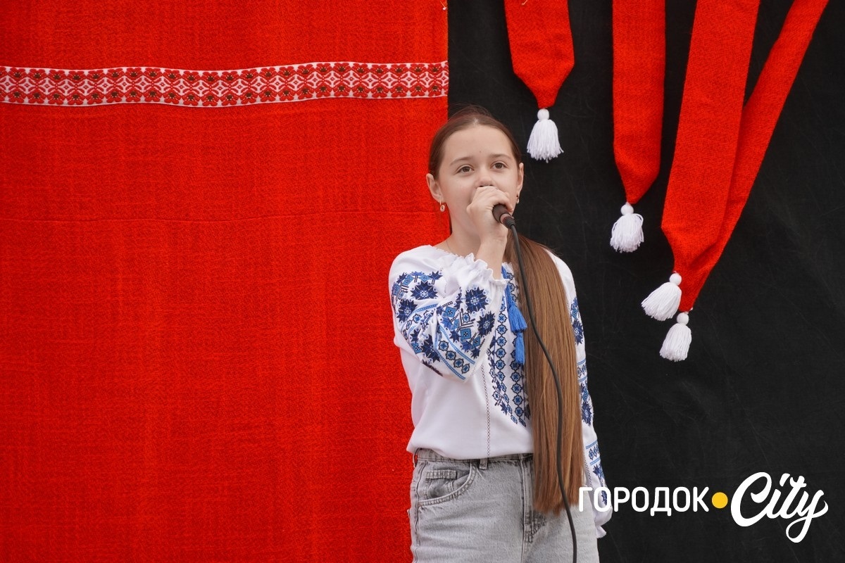 Благодійний ярмарок. Школярі Городоцького ліцею №1 зібрали 25 тисяч гривень для ЗСУ