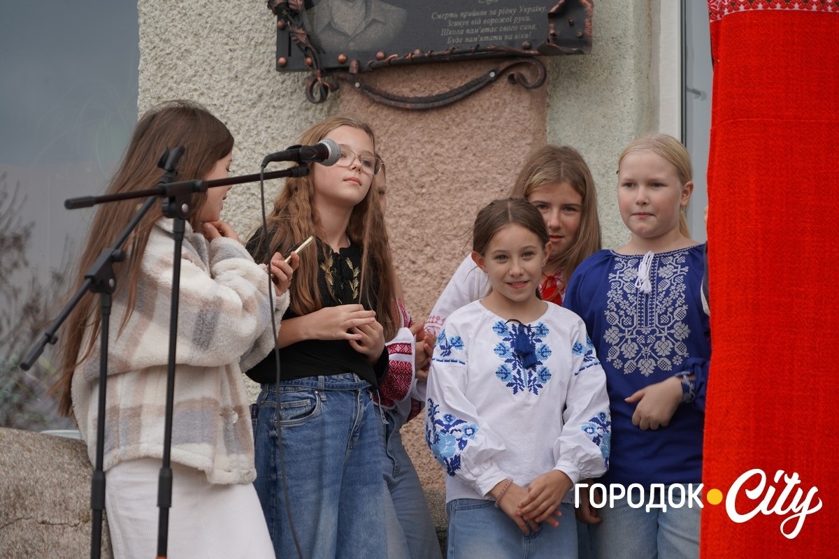 Благодійний ярмарок. Школярі Городоцького ліцею №1 зібрали 25 тисяч гривень для ЗСУ