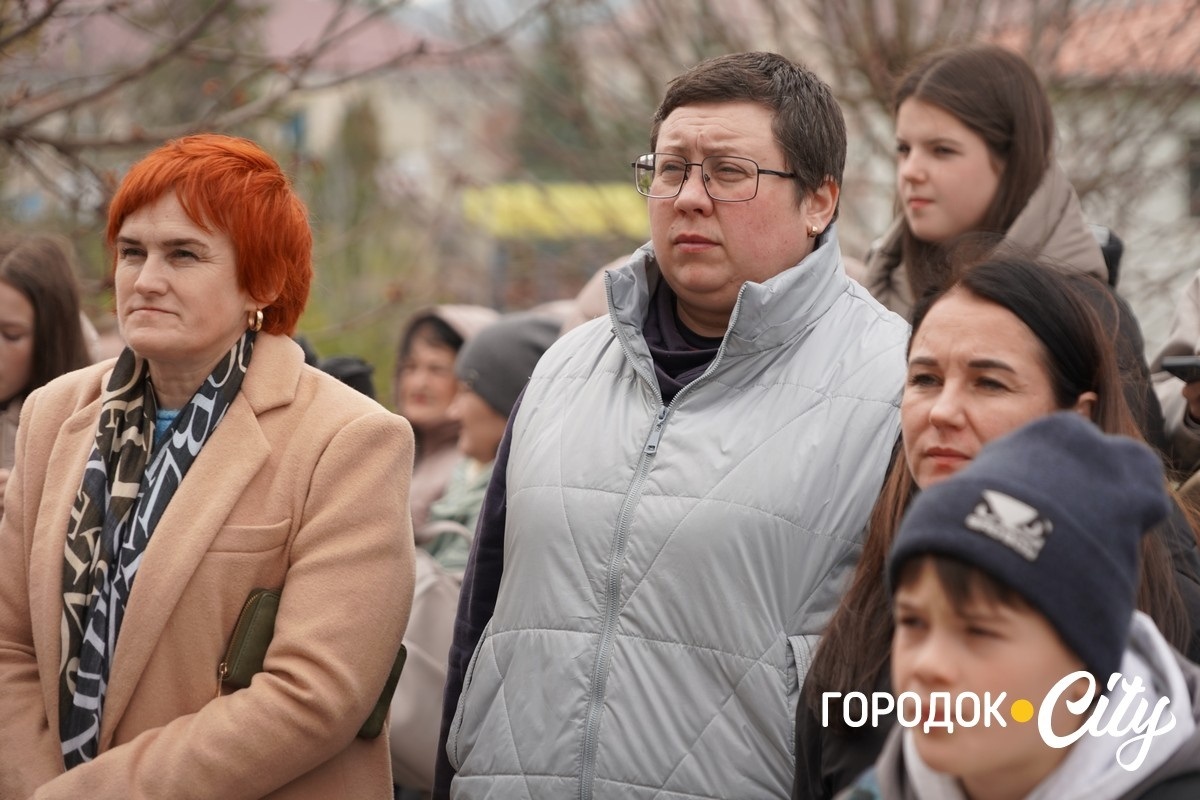 Благодійний ярмарок. Школярі Городоцького ліцею №1 зібрали 25 тисяч гривень для ЗСУ