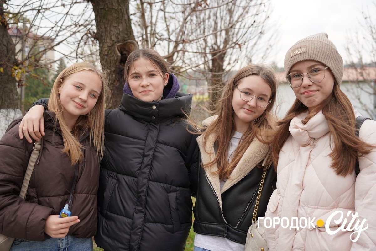Софія Слободян (перша справа-наліво) з подругами.