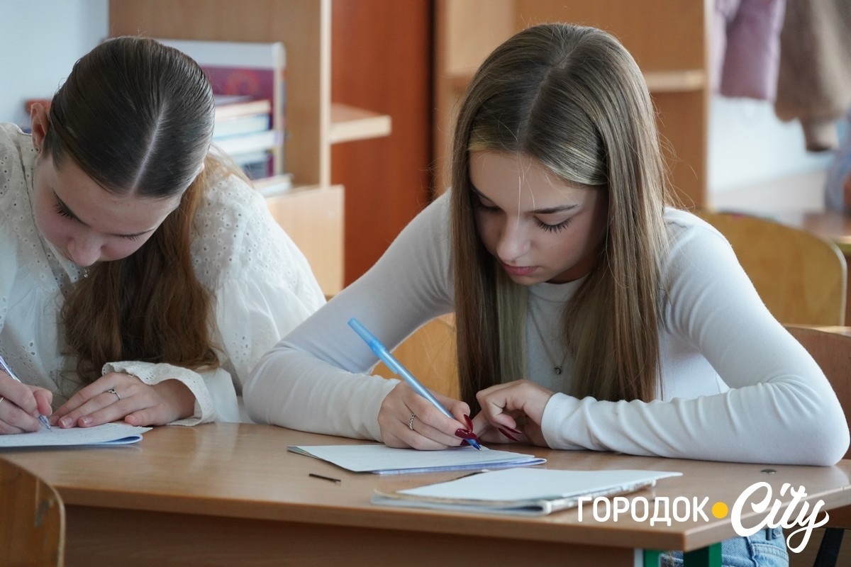 Слова, що об’єднали Україну. Як у Городку писали радіодиктант національної єдності