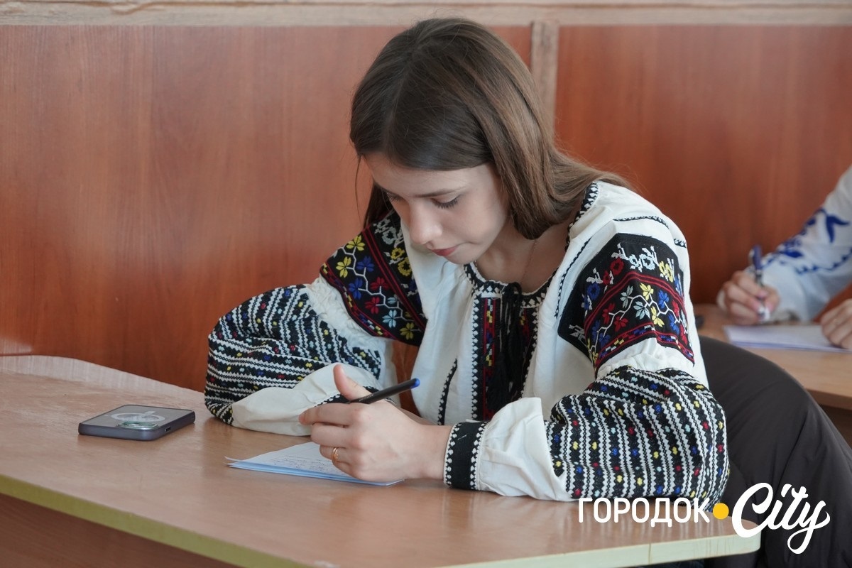 Слова, що об’єднали Україну. Як у Городку писали радіодиктант національної єдності