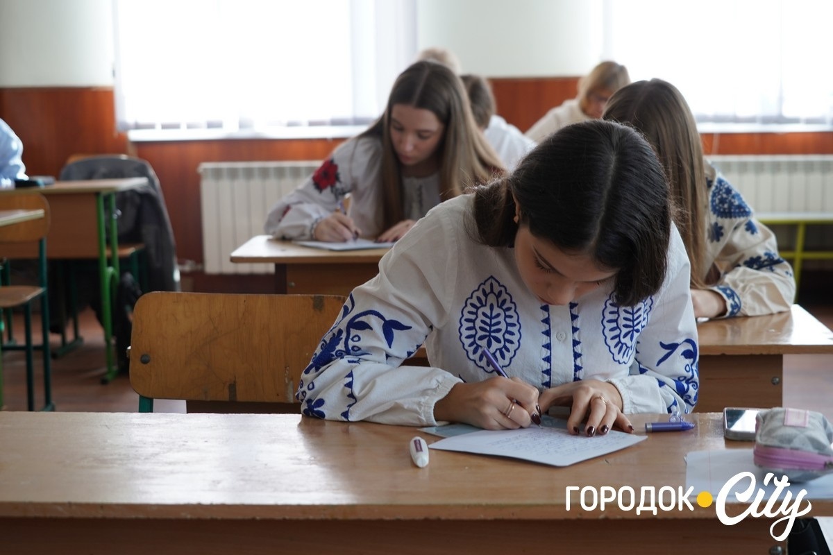 Слова, що об’єднали Україну. Як у Городку писали радіодиктант національної єдності