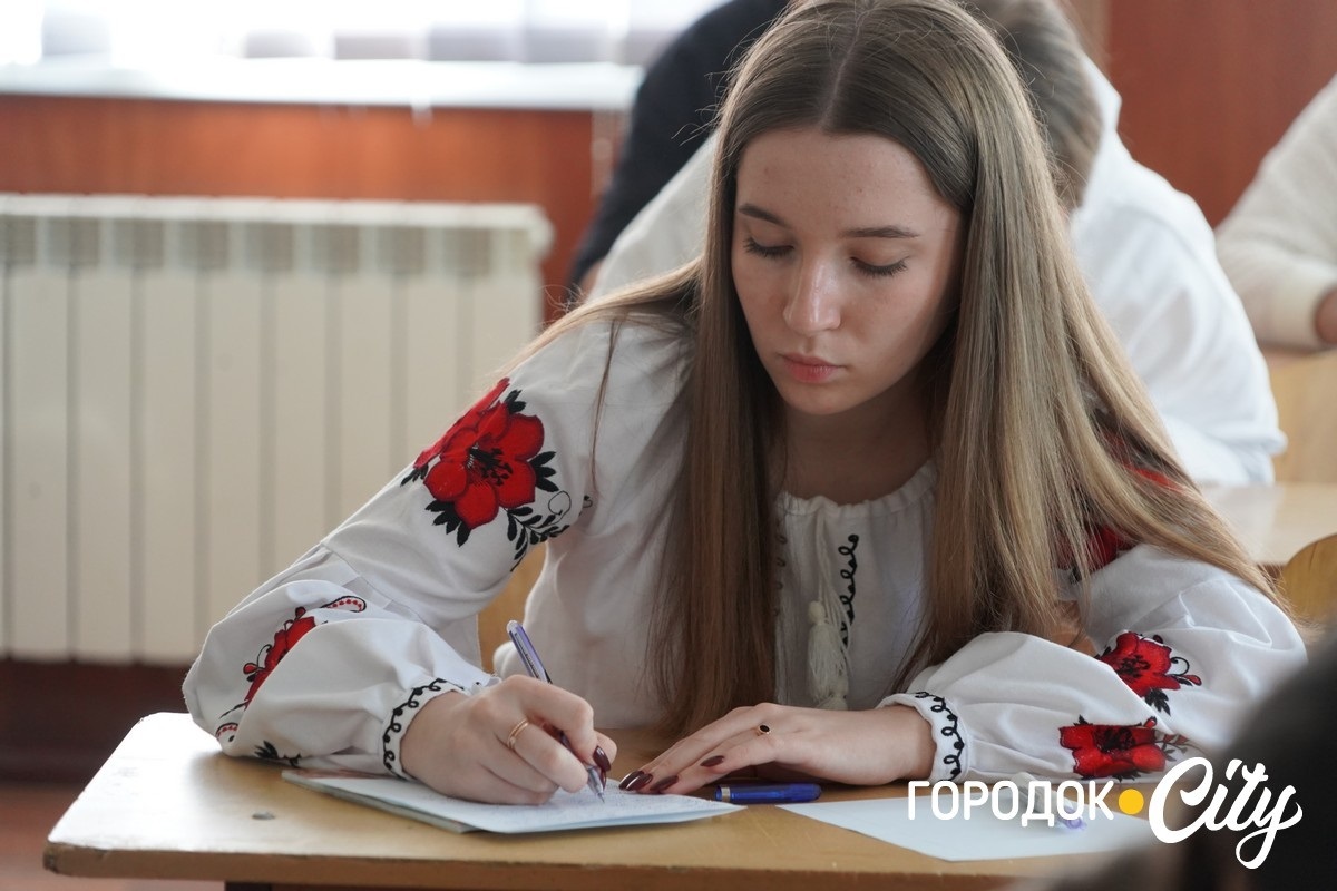 Слова, що об’єднали Україну. Як у Городку писали радіодиктант національної єдності