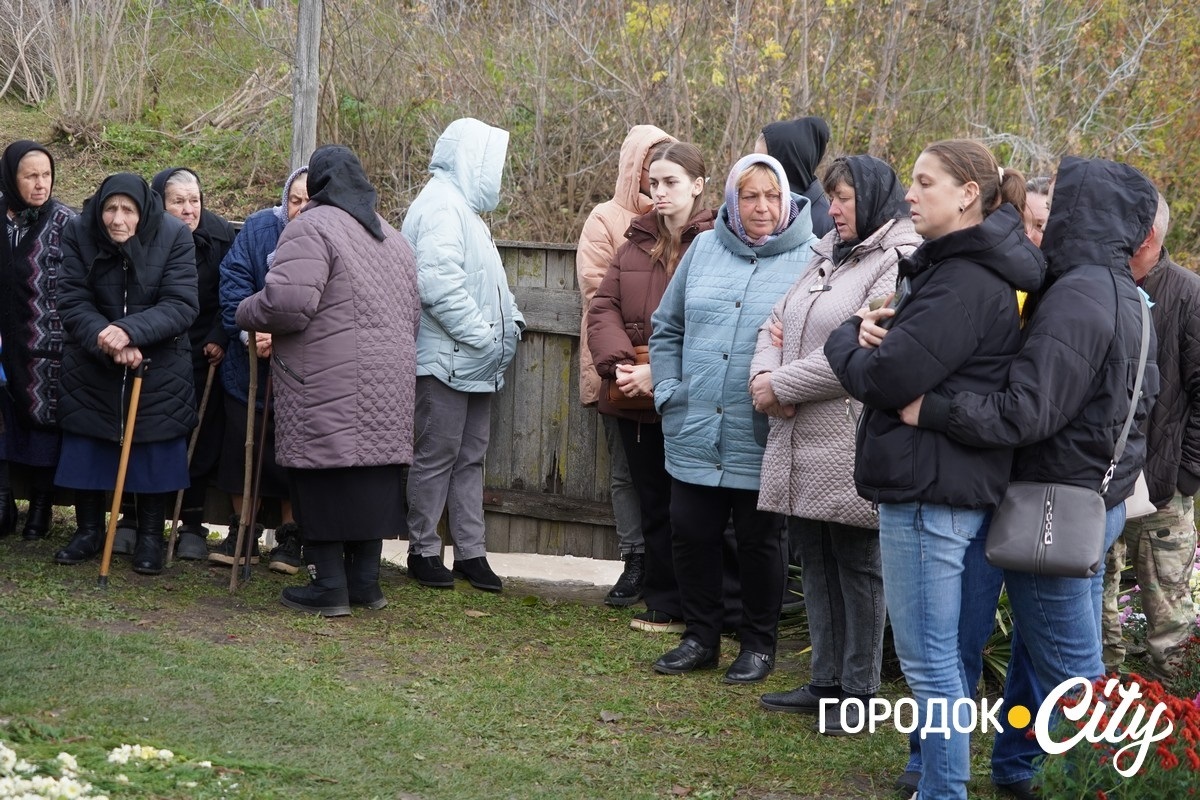 Він завжди йшов уперед. У селі Новий Світ попрощалися з полеглим Героєм Русланом Павлуцьким