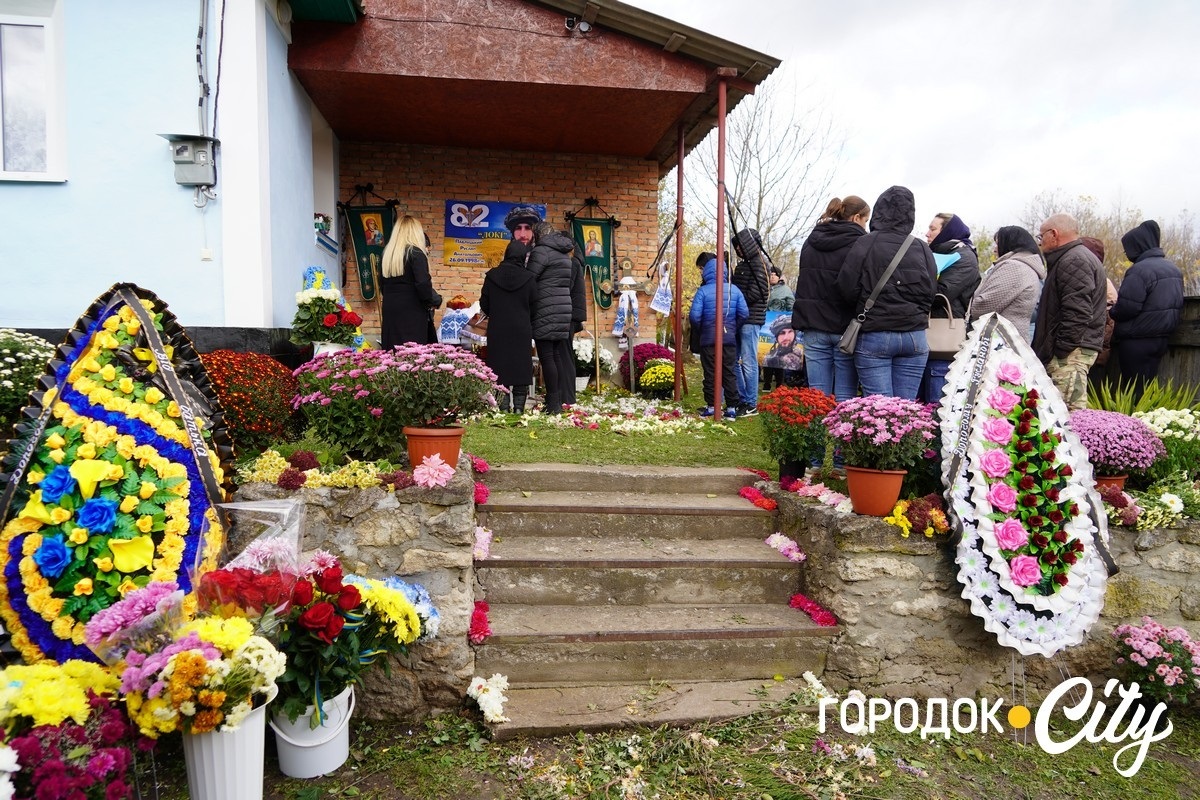 Він завжди йшов уперед. У селі Новий Світ попрощалися з полеглим Героєм Русланом Павлуцьким