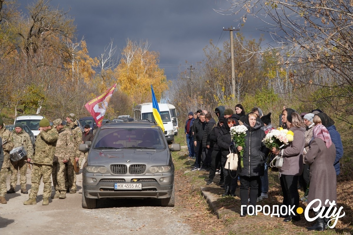 Він завжди йшов уперед. У селі Новий Світ попрощалися з полеглим Героєм Русланом Павлуцьким