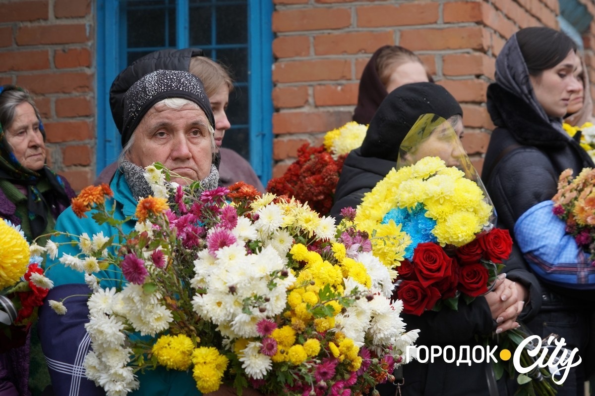 Він завжди йшов уперед. У селі Новий Світ попрощалися з полеглим Героєм Русланом Павлуцьким