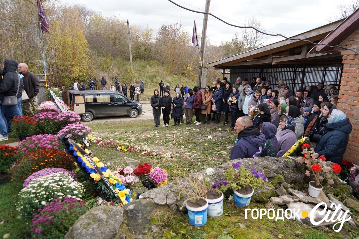 Він завжди йшов уперед. У селі Новий Світ попрощалися з полеглим Героєм Русланом Павлуцьким