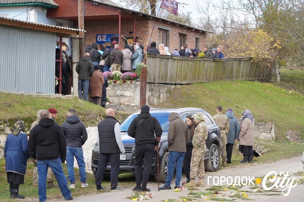 Він завжди йшов уперед. У селі Новий Світ попрощалися з полеглим Героєм Русланом Павлуцьким