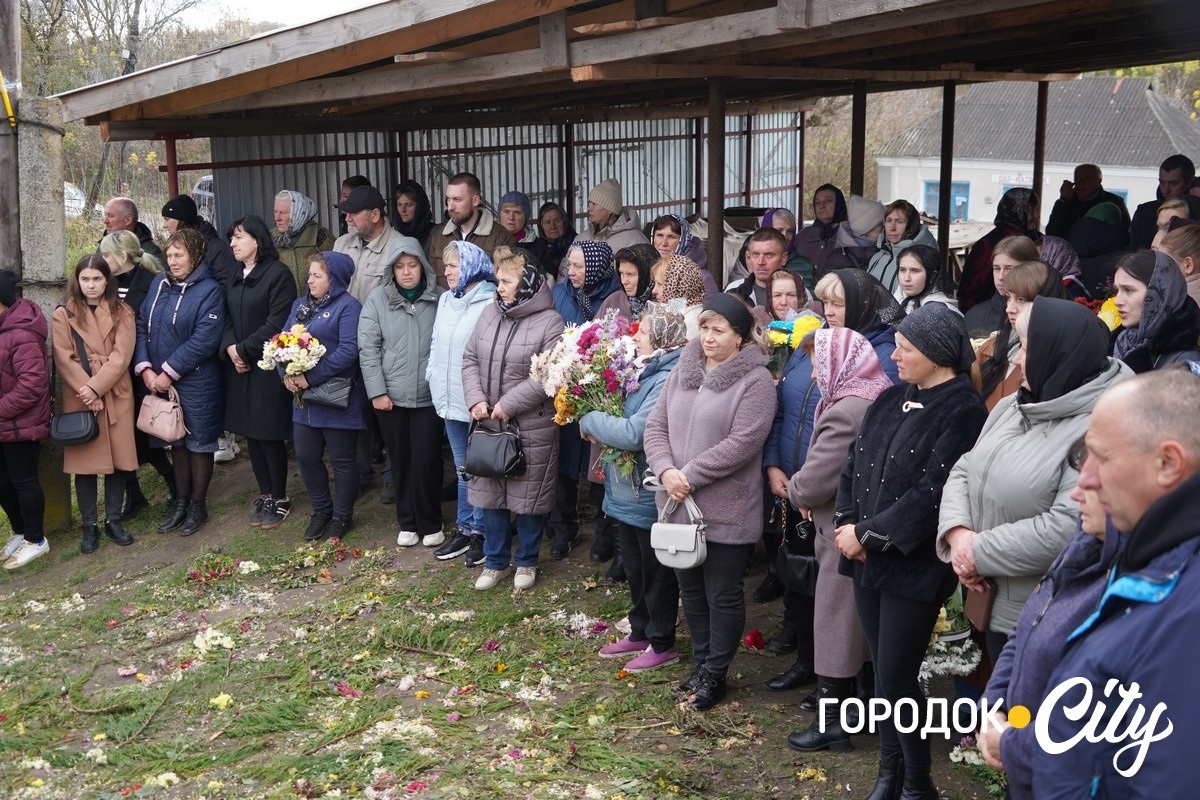 Він завжди йшов уперед. У селі Новий Світ попрощалися з полеглим Героєм Русланом Павлуцьким