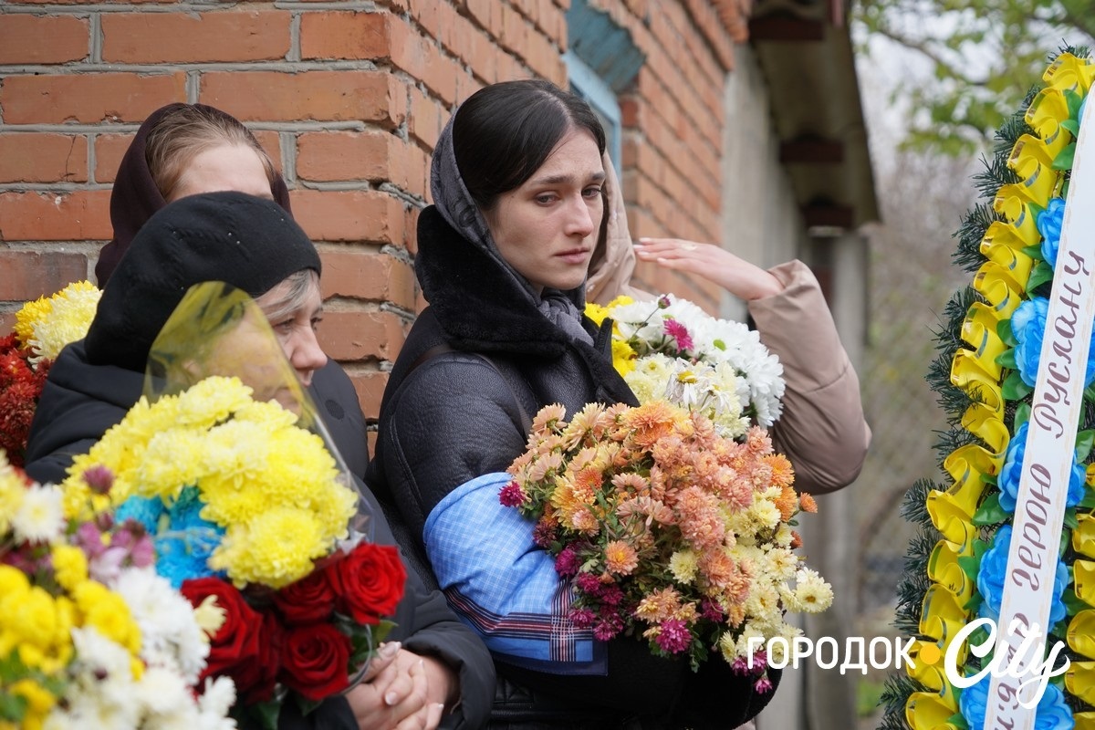 Він завжди йшов уперед. У селі Новий Світ попрощалися з полеглим Героєм Русланом Павлуцьким