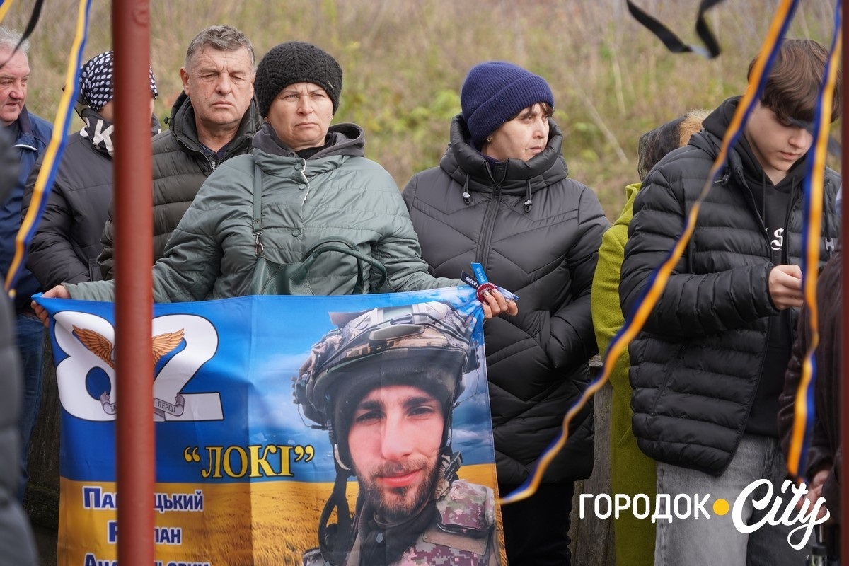 Він завжди йшов уперед. У селі Новий Світ попрощалися з полеглим Героєм Русланом Павлуцьким