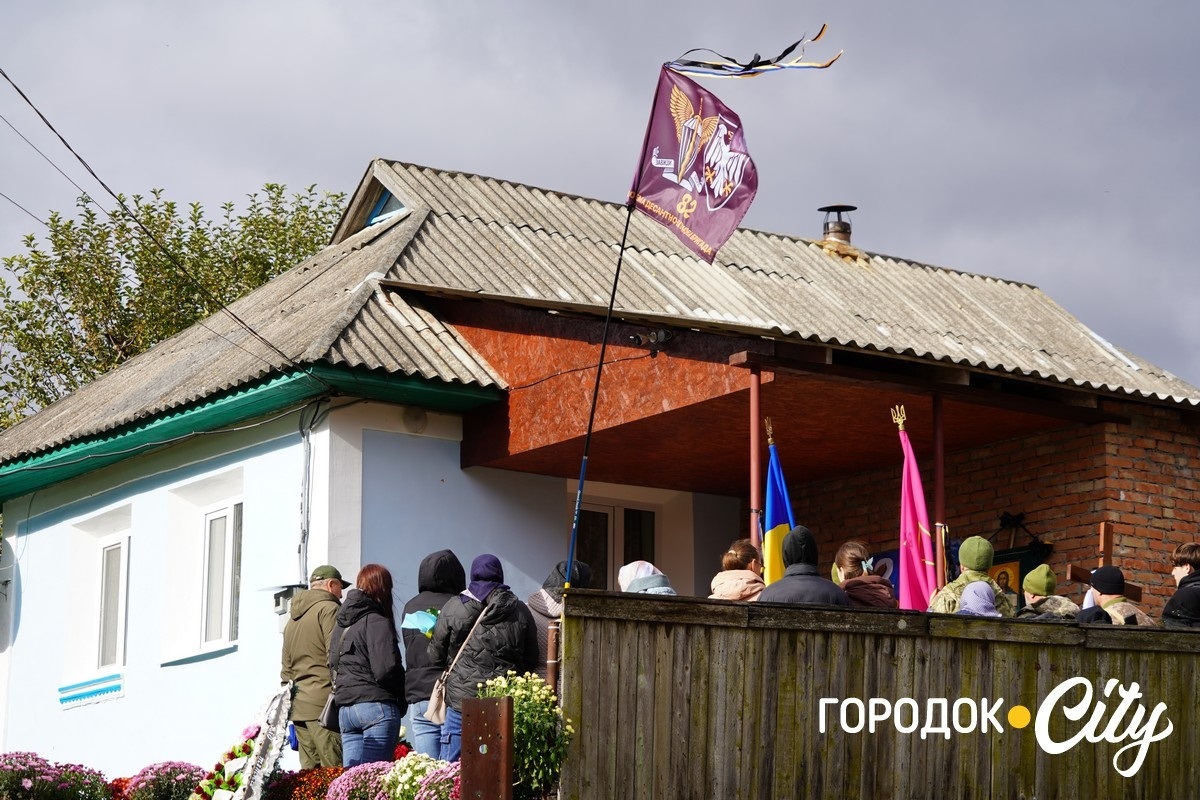 Він завжди йшов уперед. У селі Новий Світ попрощалися з полеглим Героєм Русланом Павлуцьким