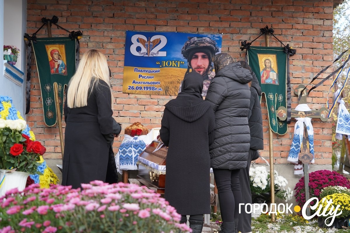 Він завжди йшов уперед. У селі Новий Світ попрощалися з полеглим Героєм Русланом Павлуцьким