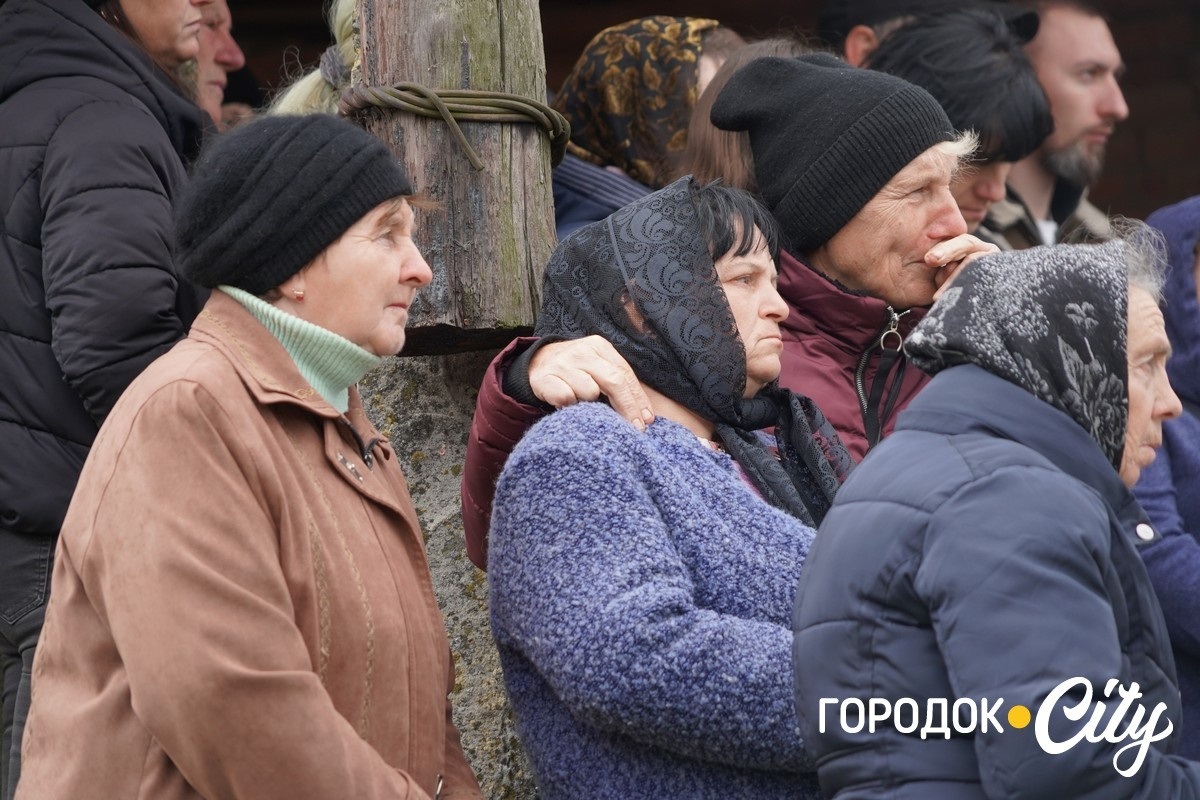 Він завжди йшов уперед. У селі Новий Світ попрощалися з полеглим Героєм Русланом Павлуцьким