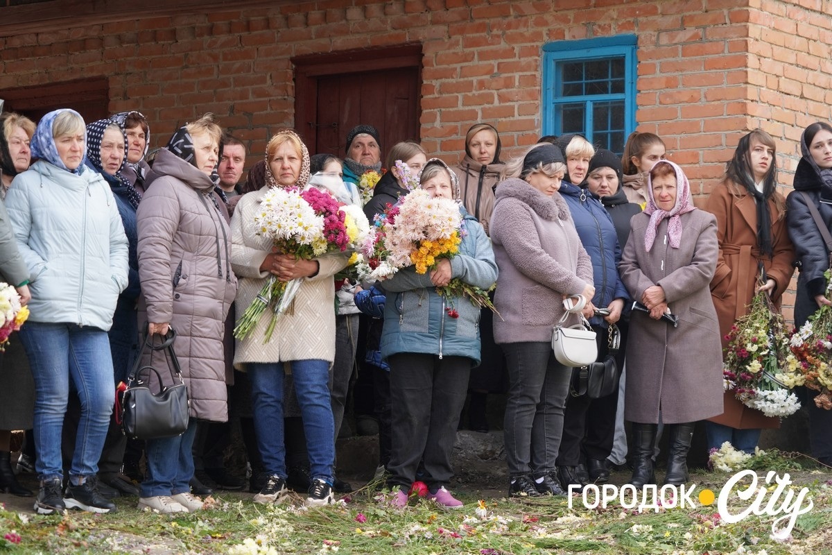 Він завжди йшов уперед. У селі Новий Світ попрощалися з полеглим Героєм Русланом Павлуцьким