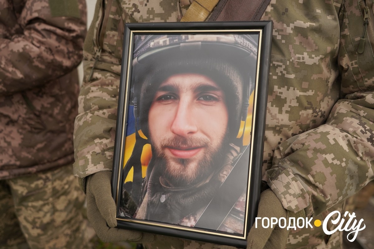 Він завжди йшов уперед. У селі Новий Світ попрощалися з полеглим Героєм Русланом Павлуцьким