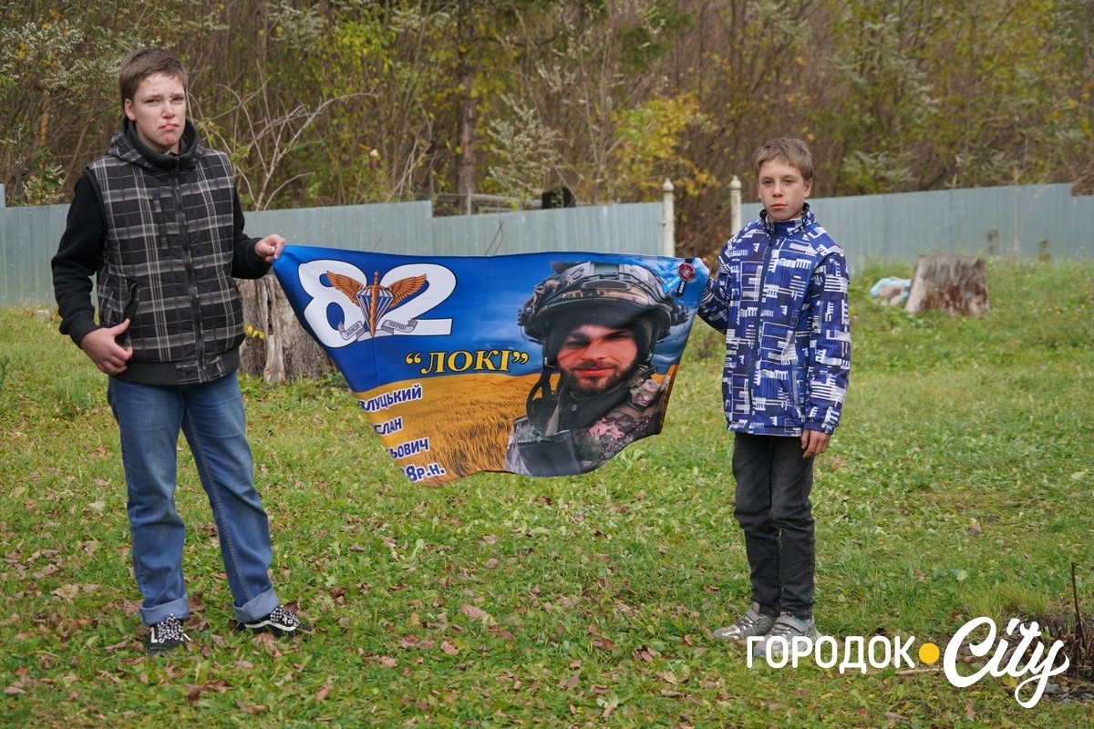 Він завжди йшов уперед. У селі Новий Світ попрощалися з полеглим Героєм Русланом Павлуцьким