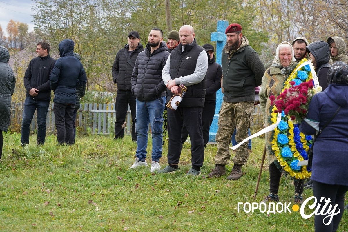 Він завжди йшов уперед. У селі Новий Світ попрощалися з полеглим Героєм Русланом Павлуцьким