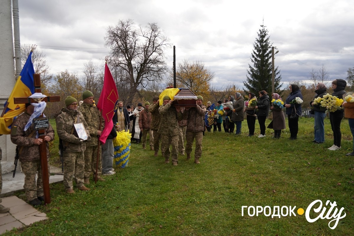 Він завжди йшов уперед. У селі Новий Світ попрощалися з полеглим Героєм Русланом Павлуцьким