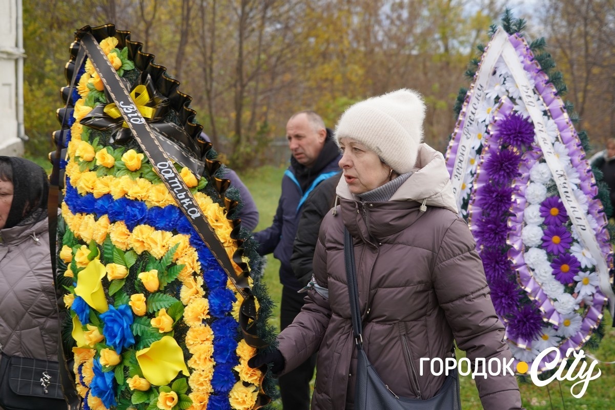 Він завжди йшов уперед. У селі Новий Світ попрощалися з полеглим Героєм Русланом Павлуцьким