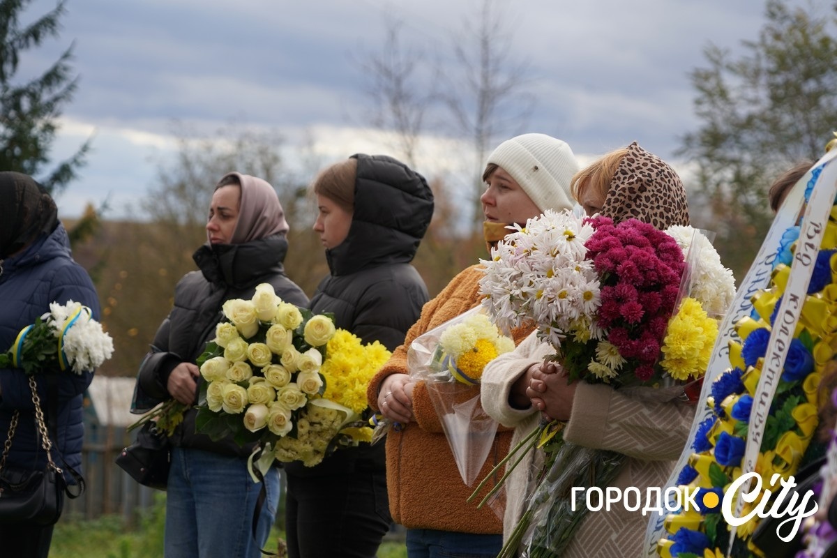 Він завжди йшов уперед. У селі Новий Світ попрощалися з полеглим Героєм Русланом Павлуцьким