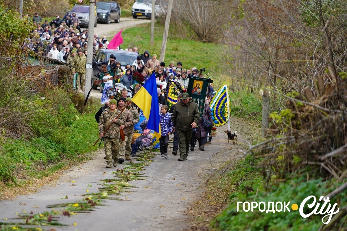 Він завжди йшов уперед. У селі Новий Світ попрощалися з полеглим Героєм Русланом Павлуцьким