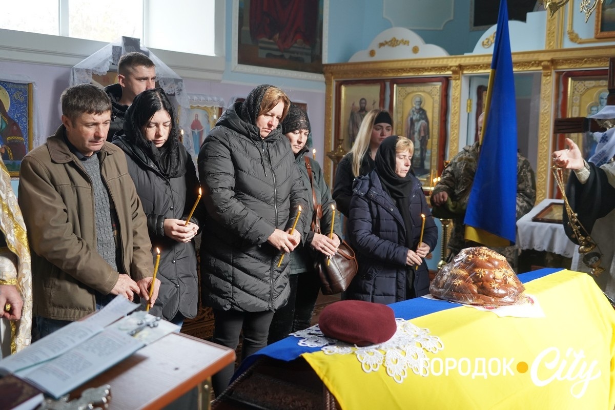 Він завжди йшов уперед. У селі Новий Світ попрощалися з полеглим Героєм Русланом Павлуцьким
