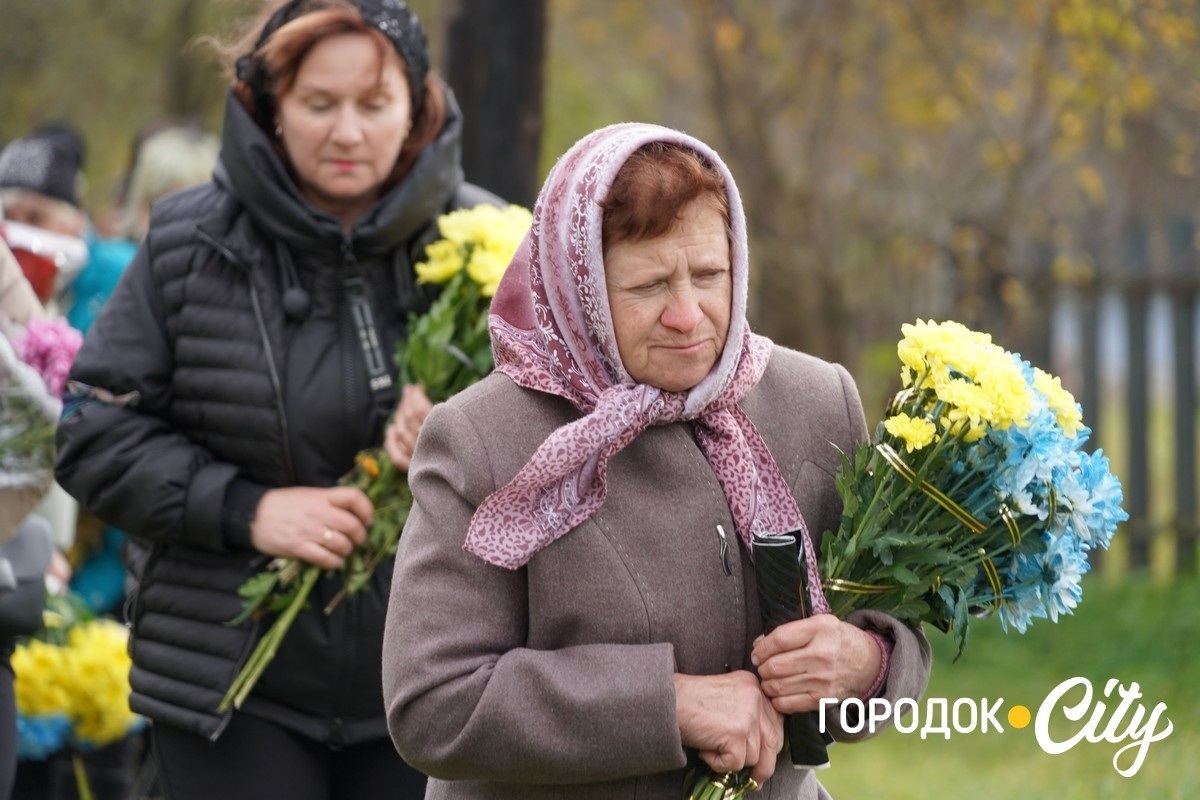 Він завжди йшов уперед. У селі Новий Світ попрощалися з полеглим Героєм Русланом Павлуцьким