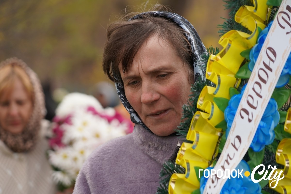 Він завжди йшов уперед. У селі Новий Світ попрощалися з полеглим Героєм Русланом Павлуцьким