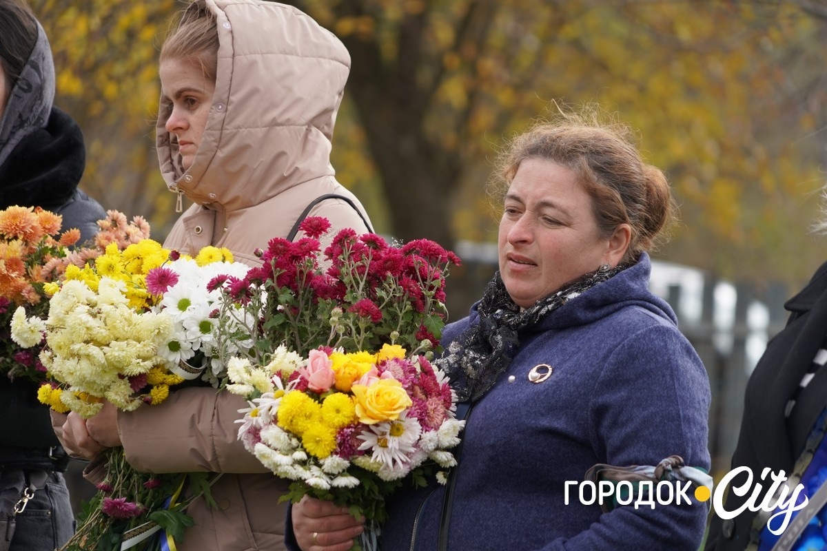 Він завжди йшов уперед. У селі Новий Світ попрощалися з полеглим Героєм Русланом Павлуцьким