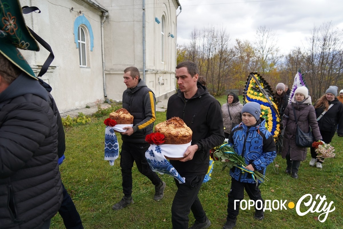 Він завжди йшов уперед. У селі Новий Світ попрощалися з полеглим Героєм Русланом Павлуцьким