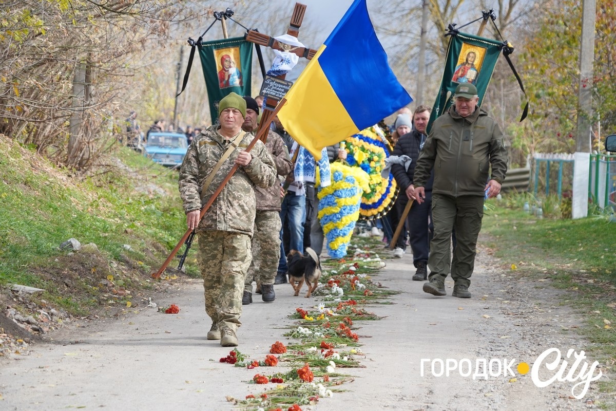 Він завжди йшов уперед. У селі Новий Світ попрощалися з полеглим Героєм Русланом Павлуцьким