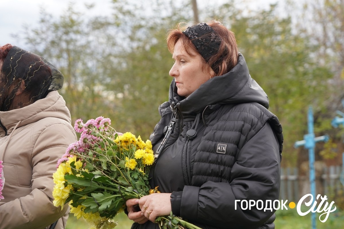Він завжди йшов уперед. У селі Новий Світ попрощалися з полеглим Героєм Русланом Павлуцьким