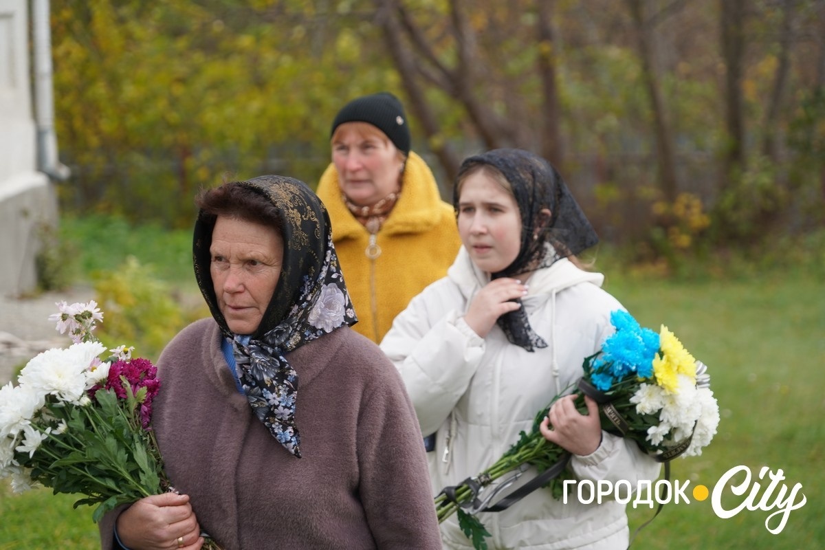 Він завжди йшов уперед. У селі Новий Світ попрощалися з полеглим Героєм Русланом Павлуцьким