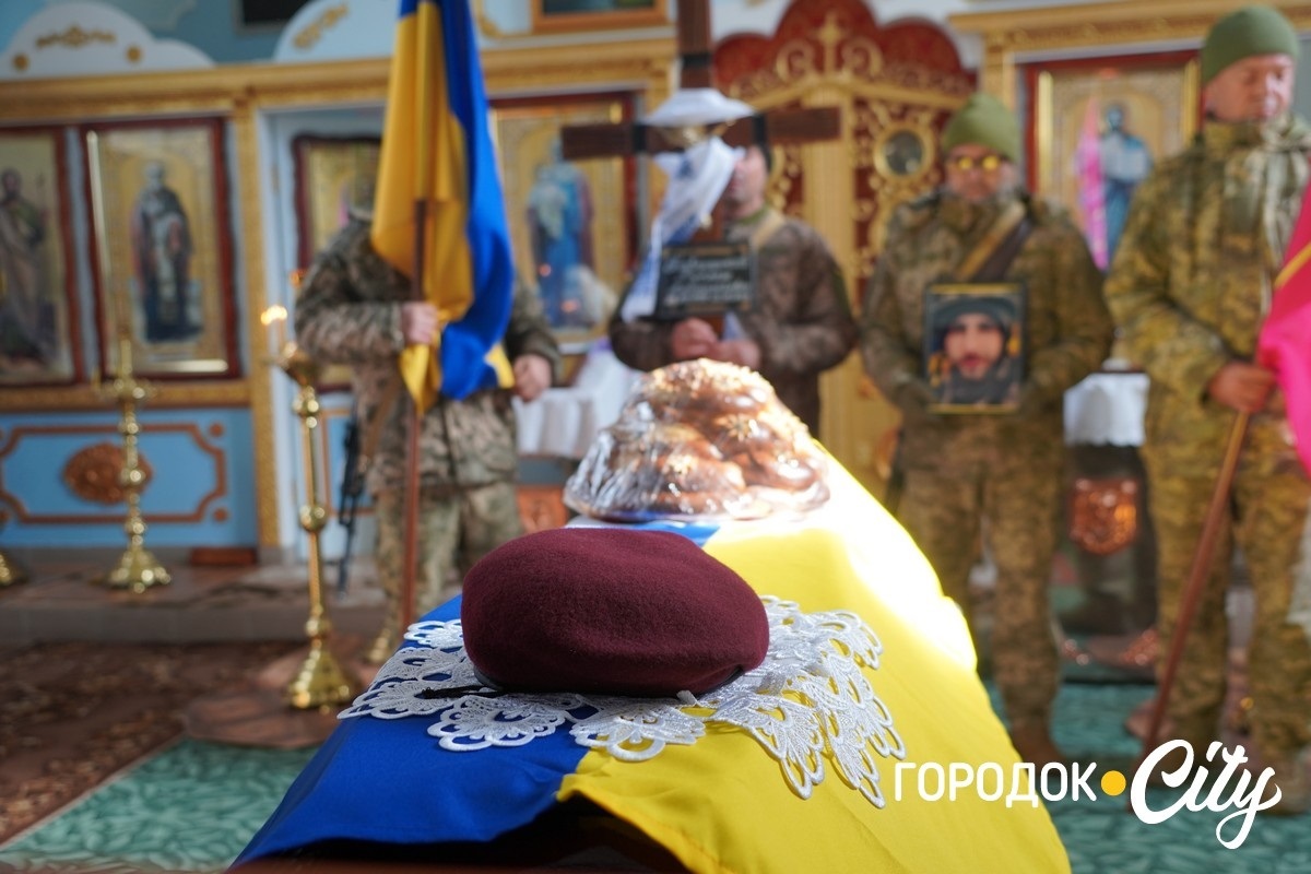 Він завжди йшов уперед. У селі Новий Світ попрощалися з полеглим Героєм Русланом Павлуцьким