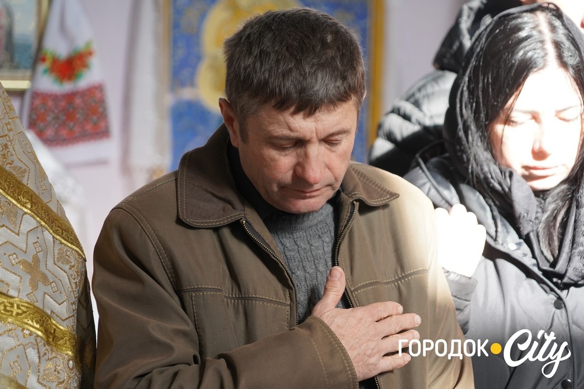 Він завжди йшов уперед. У селі Новий Світ попрощалися з полеглим Героєм Русланом Павлуцьким